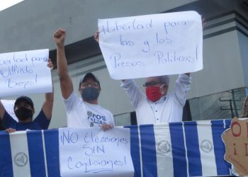 Opositores desafían a la Policía y realizan plantón en Managua. Foto: Noel Pérez/Artículo 66