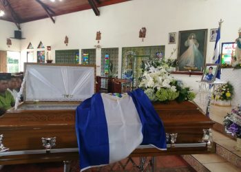 Familia «Azul y Blanco» da último adiós al joven opositor Allan Acevedo. Foto: Noel Miranda/ Artículo 66.