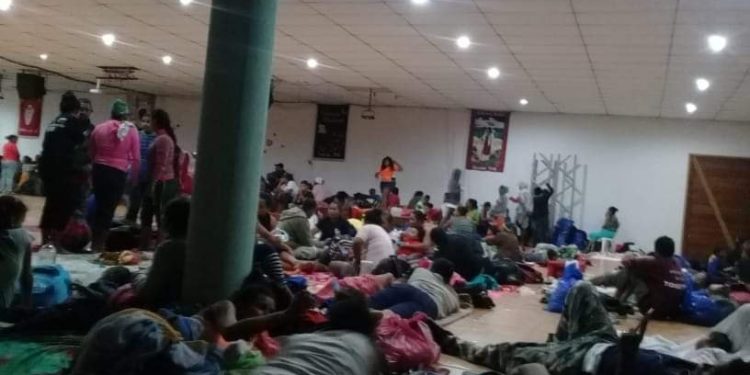 Refugiados por el huracán Eta reclaman al gobierno de Ortega por falta de agua, alimentos y frazadas. Foto: Cortesía.
