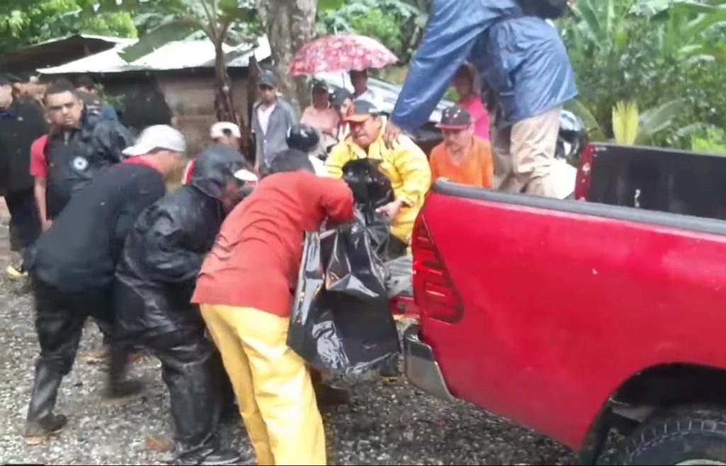 Dos fallecidos por deslave en Bonanza, durante paso de huracán Eta