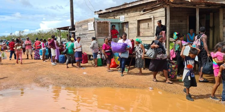 Comunitarios de la Costa Caribe de Nicaragua son evacuados ante llegada del Huracán Iota. Foto: Radio Uraccan Siuna