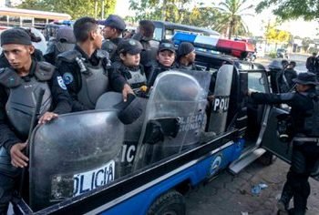 Policía asalta hotel matagalpino y saca por la fuerza a opositores. Foto: Infobae.