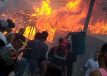 Incendio en Bonanza deja al menos cuatro casas reducida a cenizas. Foto: Radio Uraccan Siuna