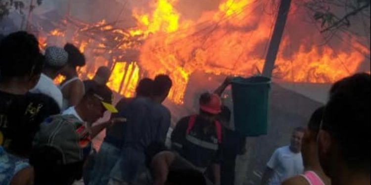 Incendio en Bonanza deja al menos cuatro casas reducida a cenizas. Foto: Radio Uraccan Siuna