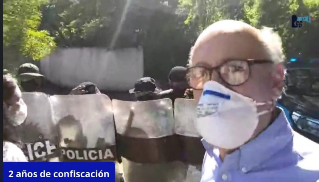 Policía saca a empujones a periodistas de Confidencial y miembros del Cenidh durante conferencia de prensa