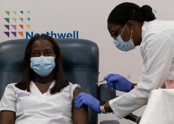 Una enfermera de New York, la primera en recibir la vacuna contra el COVID-19 en EEUU. Foto: AFP.