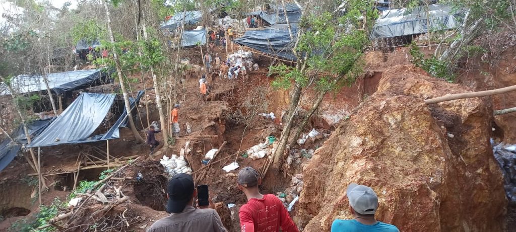 Hundimiento de mina artesanal en Río San Juan deja a varios «güiriseros» soterrados