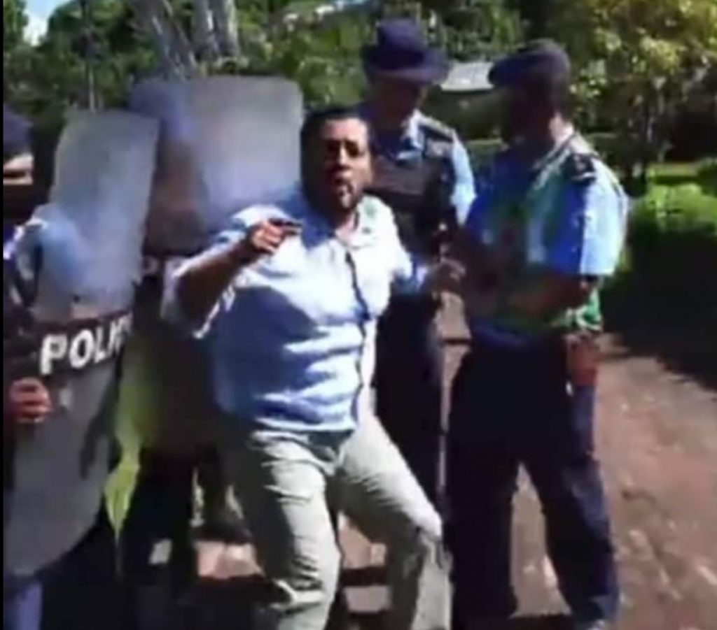 Policía metió a empujones a Félix Maradiaga a quien le han impuesto casa por cárcel. Foto: Captura de pantalla