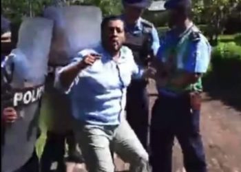 Policía metió a empujones a Félix Maradiaga a quien le han impuesto casa por cárcel. Foto: Captura de pantalla