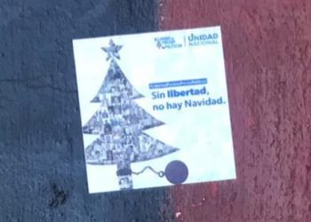 UNAB llena de calcomanías el país exigiendo «Navidad sin presos políticos» . Foto: Artículo 66 / Cortesía