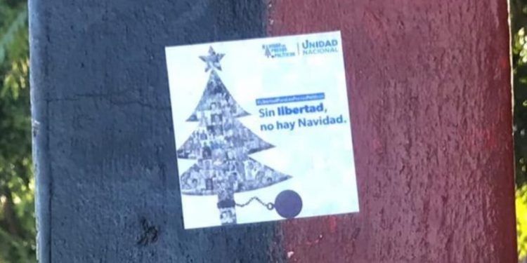 UNAB llena de calcomanías el país exigiendo «Navidad sin presos políticos» . Foto: Artículo 66 / Cortesía