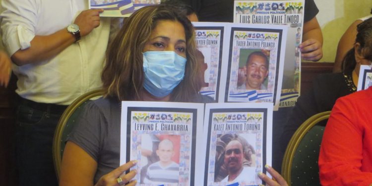 Familiares de presos políticos exponen ante eurodiputada los abusos del régimen orteguista. Foto: Artículo 66 / Noel Miranda