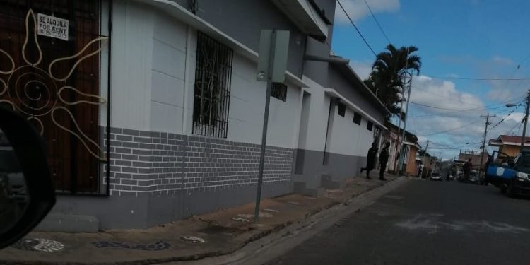 Policía de Estelí irrumpe vivienda de opositores Carlos Mejía y María Lourdes Lacayo. Foto: Cortesía.