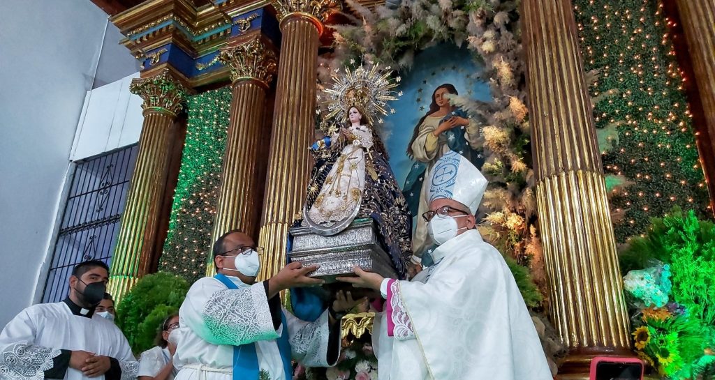 Feligreses celebran la tradicional «Lavada de la Plata» en honor a la Virgen del Trono, de El Viejo