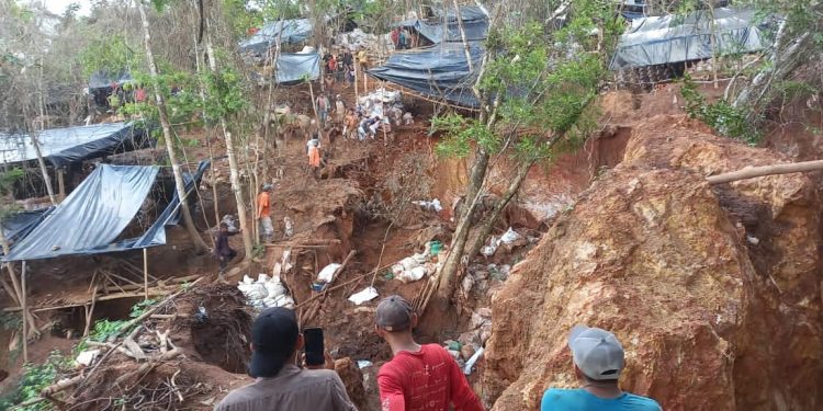 Recuperan algunos cuerpos de mineros soterrados en Río San Juan. Foto: La Voz.