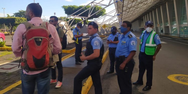 Policía prohíbe que Félix Maradiaga y opositores lleven ayuda humanitaria a la Costa Caribe. Foto: Cortesía.