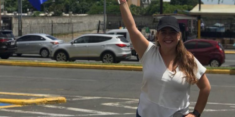 Policía de Ortega arremete contra joven activista de la UNAB. Foto: Artículo 66 / Cortesía