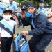 Régimen utiliza a los niños para que porten propaganda de la Policía. Foto: Gobierno.