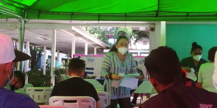 Régimen sigue tratando de lavarle la cara a los sancionados. Sonia Castro en «marketing» con la prueba de COVID-19. Foto: Artículo 66.