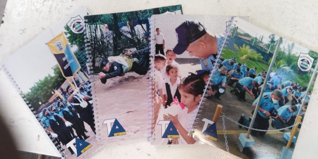 Régimen de Ortega intenta «lavarle la cara» a su policía represiva con fotos en cuadernos escolares. Foto: Cortesía
