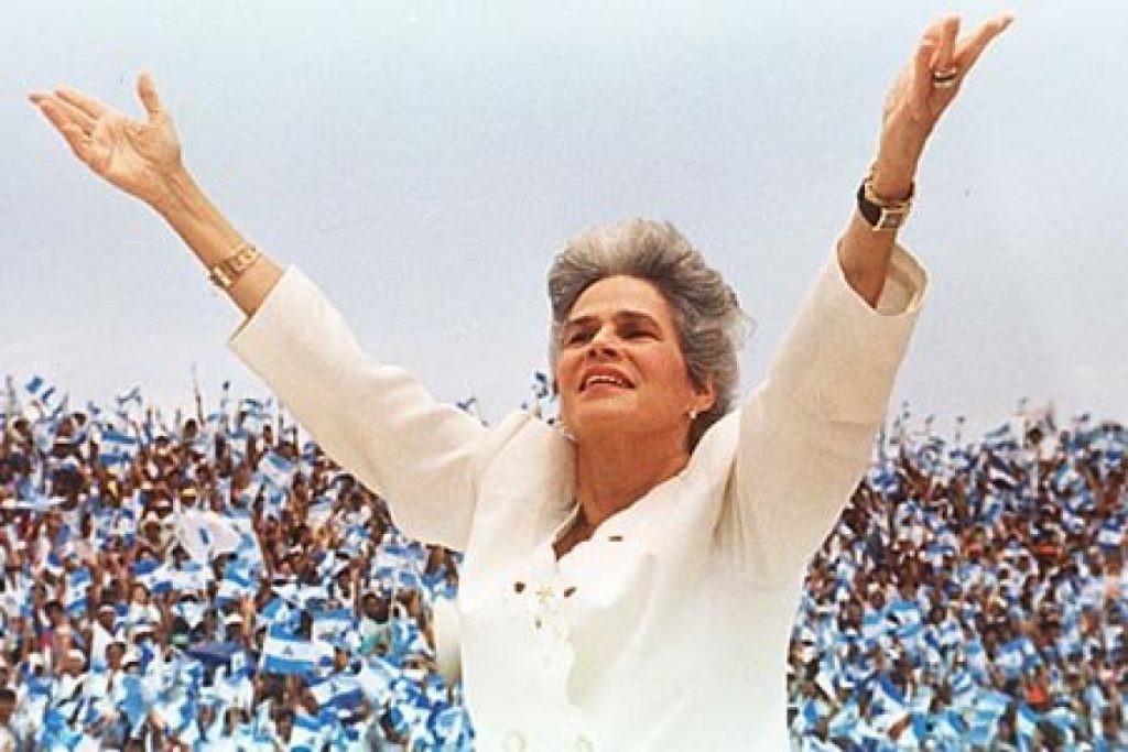 A 31 años de la derrota de Daniel Ortega, «el gallo ennavajado» del FSLN que lloró en brazos de doña Violeta