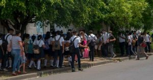 Régimen de Ortega entregará un bono de C$ 3,000 a cada bachiller mientras la calidad de la educación toca fondo