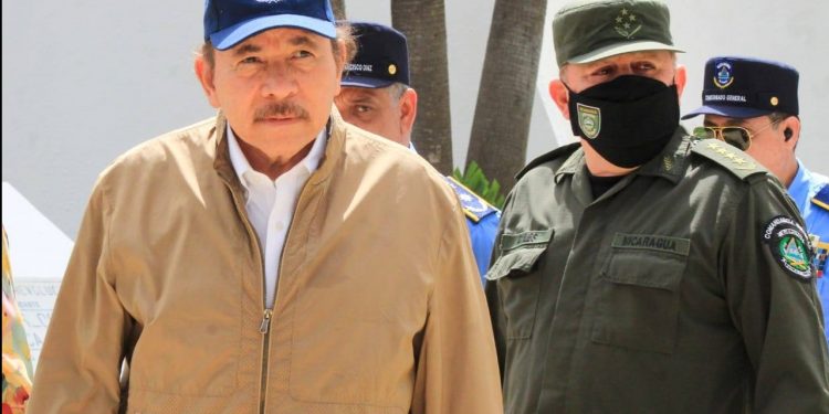 El poder o la muerte. Foto: Daniel Ortega, en un acto oficial junto a altos mandos militares y policiales/ Barricada.