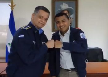 El boxeador Román «Chocolate» González visitó el edificio central de la Policía al servicio de la dictadura donde dicen que es «su casa». Foto: Medios oficialistas.
