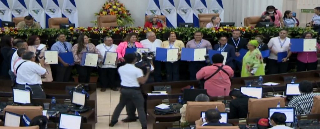 Diputados orteguistas premian a periodistas dedicados a «defender» a la dictadura de Nicaragua
