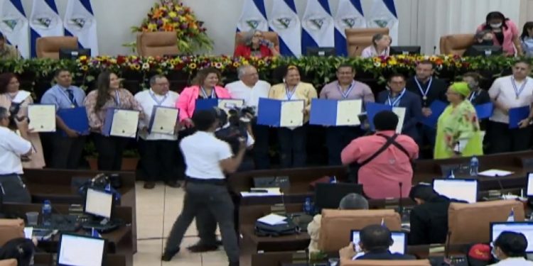 Asamblea Nacional sandinista premia a sus periodistas dedicados a la propaganda del régimen. Foto: Captura trasmisión medios oficialistas.