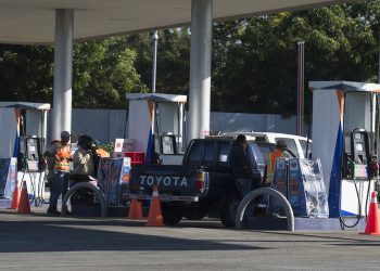 «No eches combustible», la demanda de la oposición ante el elevado costo de la gasolina. Foto: La Prensa
