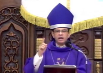 Obispo Álvarez a los políticos: necesitamos que hablen claro, que den la cara, que no pretendan darnos atol con el dedo. Foto: Captura transmisión Diócesis Media.