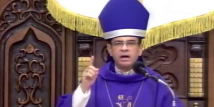 Obispo Álvarez a los políticos: necesitamos que hablen claro, que den la cara, que no pretendan darnos atol con el dedo. Foto: Captura transmisión Diócesis Media.