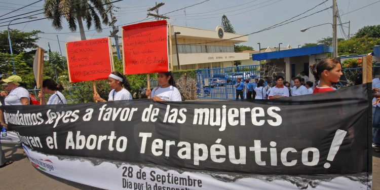 Cientos de mujeres nicaragüenses marcharon por las calles de Managua el 26 de septiembre 2008, para demandar la restitución del aborto terapéutico en la legislación nacional, derogado por el Parlamento en 2006. EFE/Mario López
