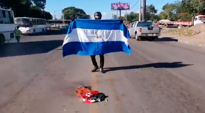 Sergio Beteta, el opositor que hace un año desafió al régimen de Ortega, quemando la bandera rojinegra. Foto: Artículo 66