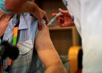 Comité científico celebra vacunación pero advierte sobre falta de información y recuerda que hay que vacunar al personal de salud. Foto: Internet.