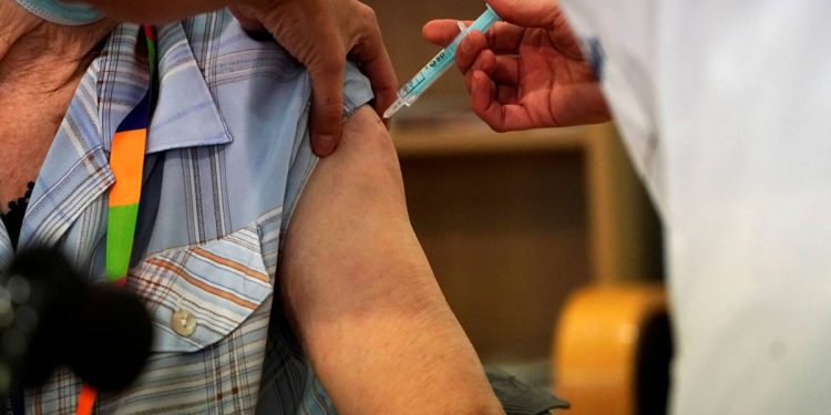 Comité científico celebra vacunación pero advierte sobre falta de información y recuerda que hay que vacunar al personal de salud. Foto: Internet.