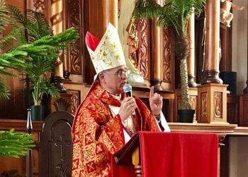 Obispo Báez: «El Señor Crucificado sigue sufriendo en los pueblos oprimidos por poderosos desquiciados». Foto: Internet.
