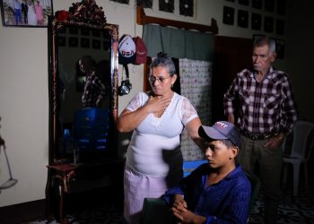 Socorro Leiva, abuela del niño migrante encontrado en la frontera de Texas, al momento de enterarse a través de las noticias que su hija, Meylin Obregón, está secuestrada por mafias mexicanas. Carlos Herrera | Divergentes.