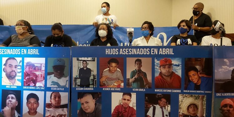 Madres de víctimas de la represión del 2018 denuncian a Ortega en cumbre de las Américas. Foto: Álvaro Navarro/ Artículo 66.