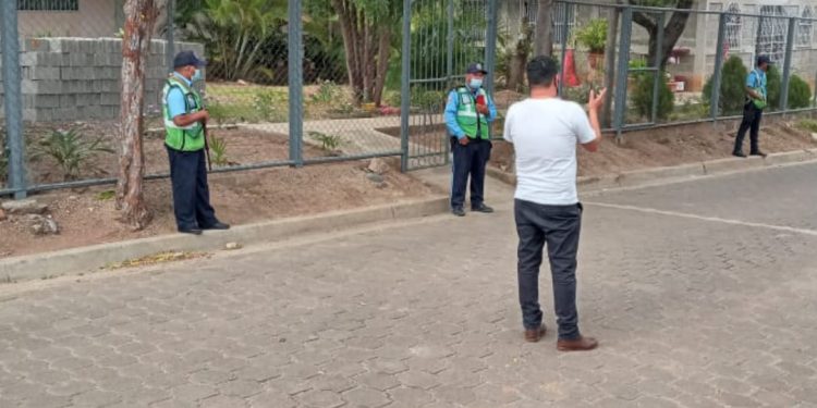 Policía impide salir de su casa a precandidato a diputado por la UNAB en Madriz. Foto: Artículo 66 / Cortesía