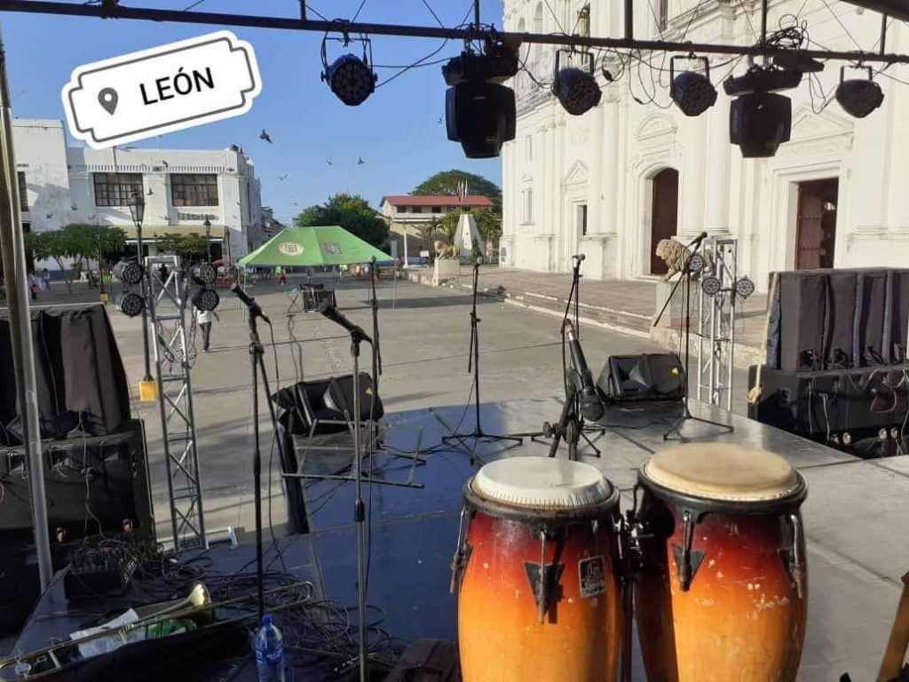 Dos lesionadas después de desplomarse una tarima en Poneloya