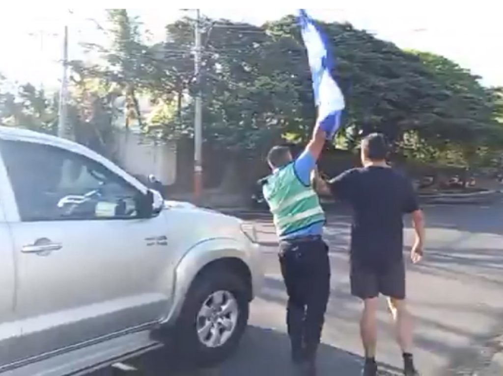 Precandidato presidencial Juan Sebastián Chamorro desafía vigilancia del régimen y sale a protestar a la calle. Foto: Captura de pantalla.