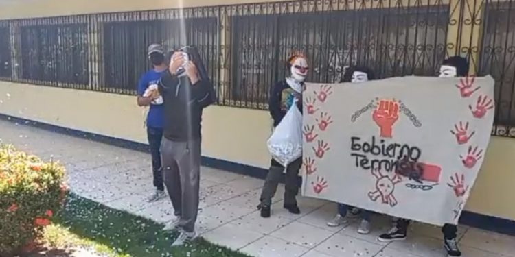 Universitarios de la UCA en piquete de protesta y hacen sonar mortero por libertad de presos políticos y recordando a asesinados durante la represión. Foto: Captura de pantalla.
