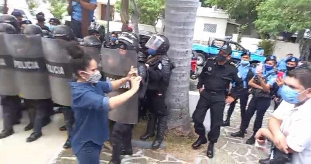 Policía del régimen agrede y acosa a periodistas al brindar cobertura a la UNAB. Foto: Captura de pantalla.