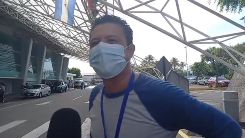 Policía arrebata celular a periodista de La Prensa y amenaza con despojarlos de cámara fotográfica