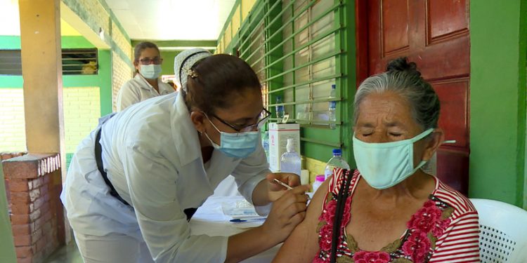 Aplicación de vacuna Covishield con 35 por ciento de avance. Foto: Gobierno.