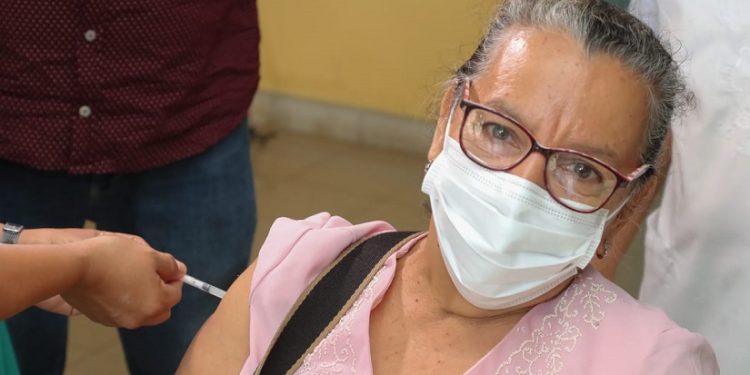 Nicaragua inicia aplicación de vacuna Covishield para pacientes crónicos. Foto: Policlínica Francisco Morazán, Mgua. Gobierno.