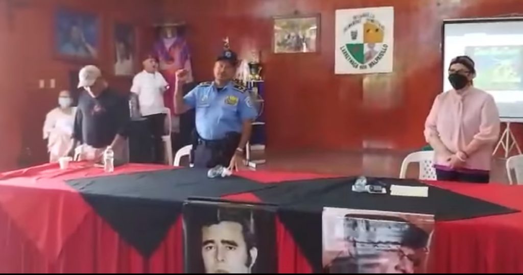 Fidel Domínguez y Juana Méndez cantando y bailando en «culto» a Daniel Ortega