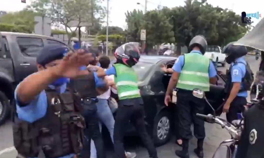 Policías empujan, arrinconan y amenazan a opositores de la Coalición Nacional que protestaban en Managua